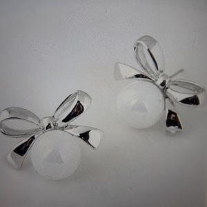 🆕SILVER BOWKNOT WITH GRACEFUL PEARL DESIGN